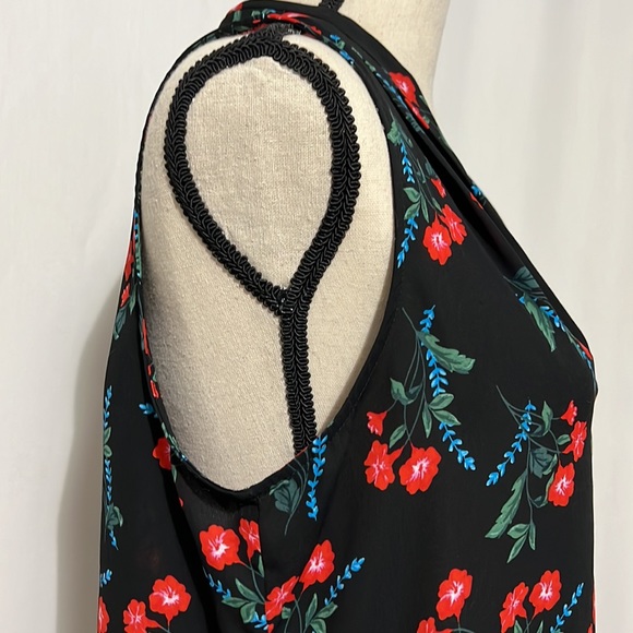 VINCE CAMUTO Size Medium Black with Red Floral High/Low Sleeveless Tank Blouse - Picture 6 of 15